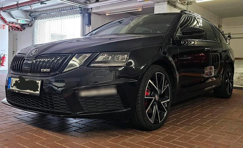 Schwarz Gebraucht 2020 Skoda Octavia RS Kombi | 18.850 € (Superpreis) - Bild 1/4