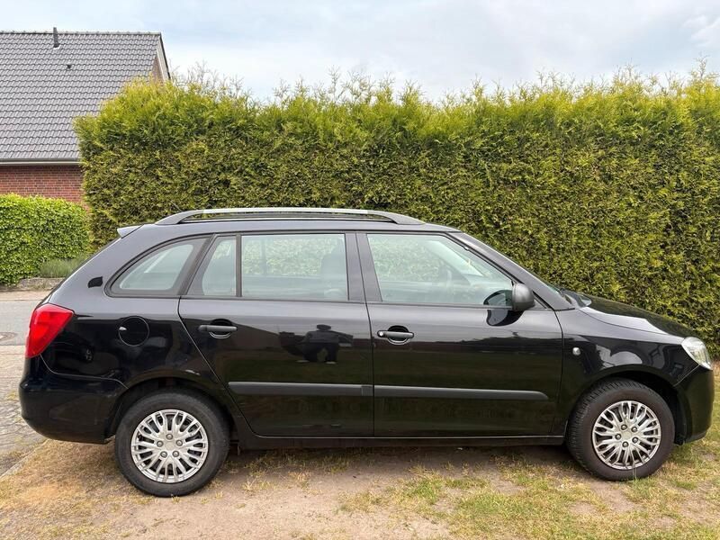 Schwarz Gebraucht 2009 Skoda Fabia Kombi | 1.500 € - Bild 1/4