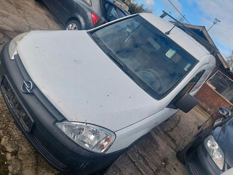 Weiß Gebraucht 2011 Opel Combo Selection Van / Kleinbus | 1.999 € (Guter Preis) - Bild 1/4