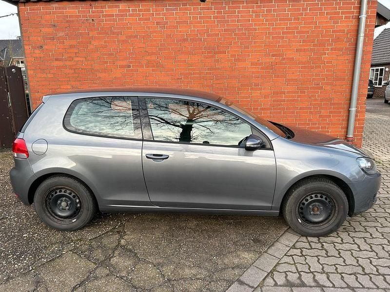 Grau Gebraucht 2010 VW Golf VI Limousine | 2.950 € (Superpreis) - Bild 1/4