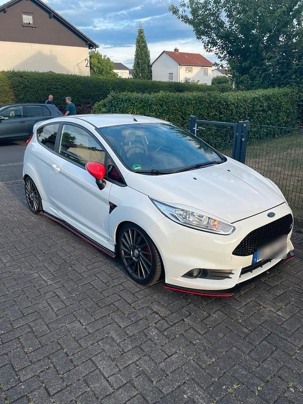 Weiß Gebraucht 2017 Ford Fiesta Sport Kleinwagen | 9.999 € (Fairer Preis) - Bild 1/4