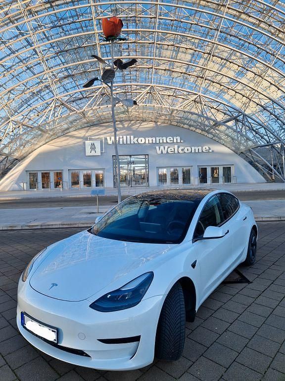 Weiß Gebraucht 2022 Tesla Model 3 Long Range RWD Limousine | 27.800 € (Fairer Preis) - Bild 1/4