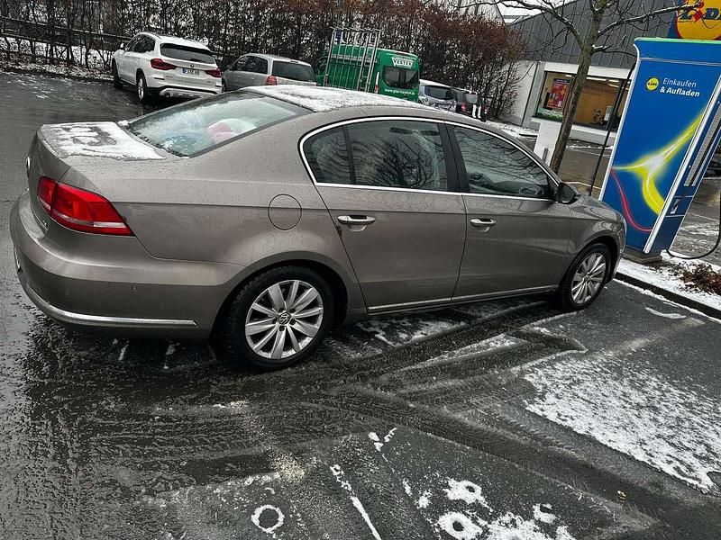 Gebraucht VW Passat 122 PS (89 kW) 2011 Bronze Limousine
