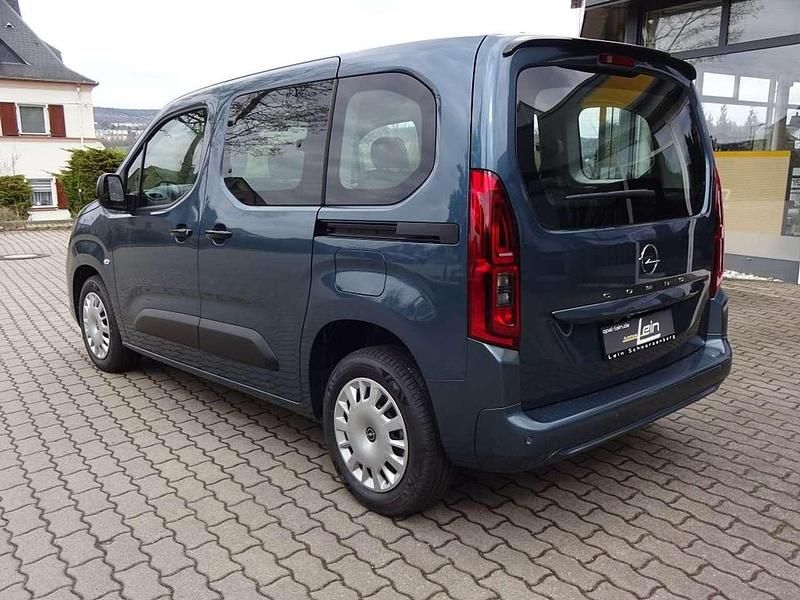 Neu Opel Combo Basis 110 PS (80 kW) 2026 Kiama blau Van / Kleinbus
