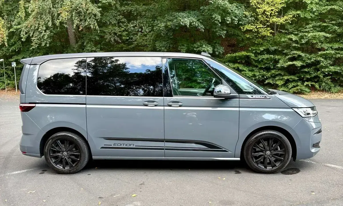 Gebraucht VW Multivan Edition 150 PS (110 kW) 2023 Grau Van / Kleinbus