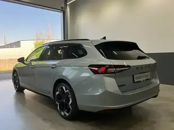 Neu Skoda Superb 204 PS (150 kW) 2026 Aluminiumsilber Limousine