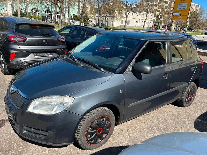 Gebraucht Skoda Fabia Cool Edition 69 PS (50 kW) 2010 Grau Limousine