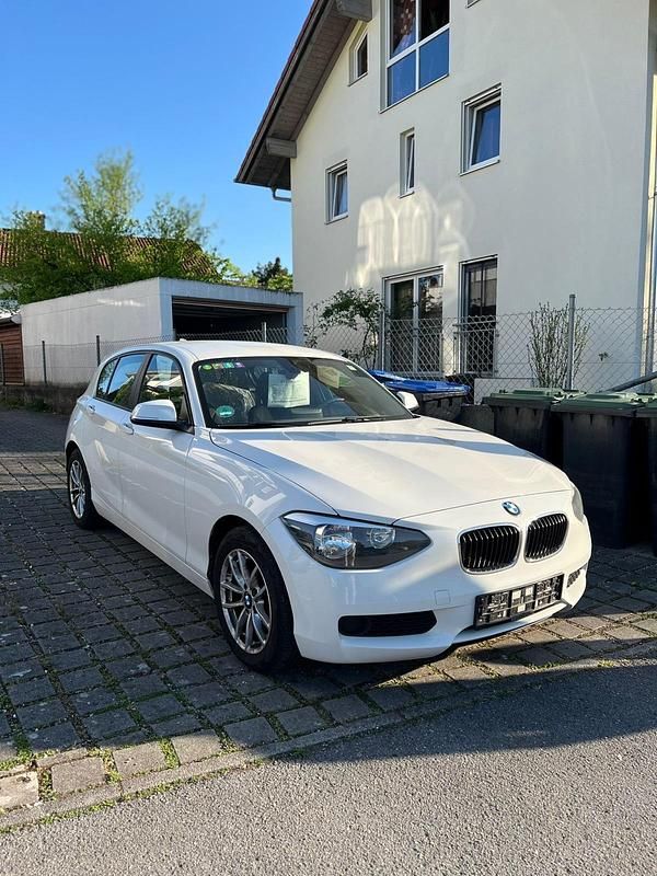Weiß Gebraucht 2012 BMW 116 Kleinwagen | 5.500 € - Bild 1/4