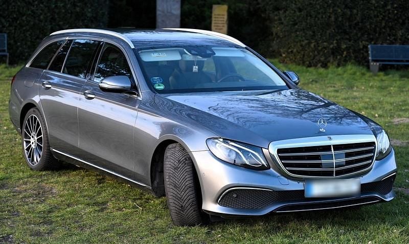 Gebraucht Mercedes E220 Exclusive 194 PS (142 kW) 2019 Grau Kombi