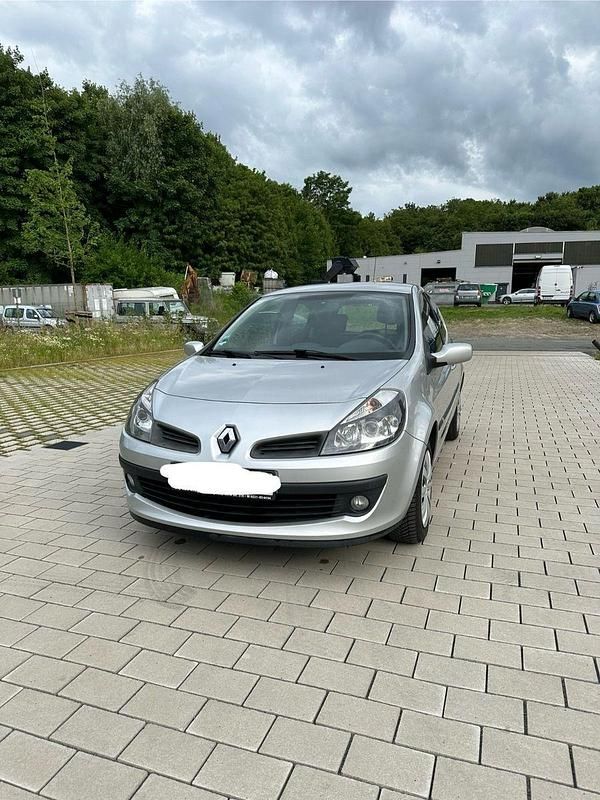 Silber Gebraucht 2006 Renault Clio II Dynamique Limousine | 4.700 € (Fairer Preis) - Bild 1/4