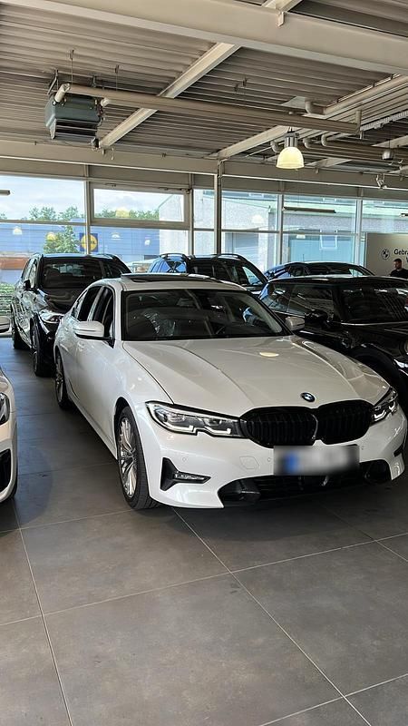 Weiß Gebraucht 2019 BMW 330 Limousine | 27.900 € (Fairer Preis) - Bild 1/4