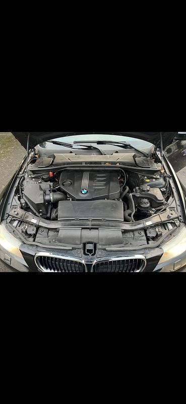 Gebraucht BMW 320 184 PS (135 kW) 2011 Schwarz Kombi