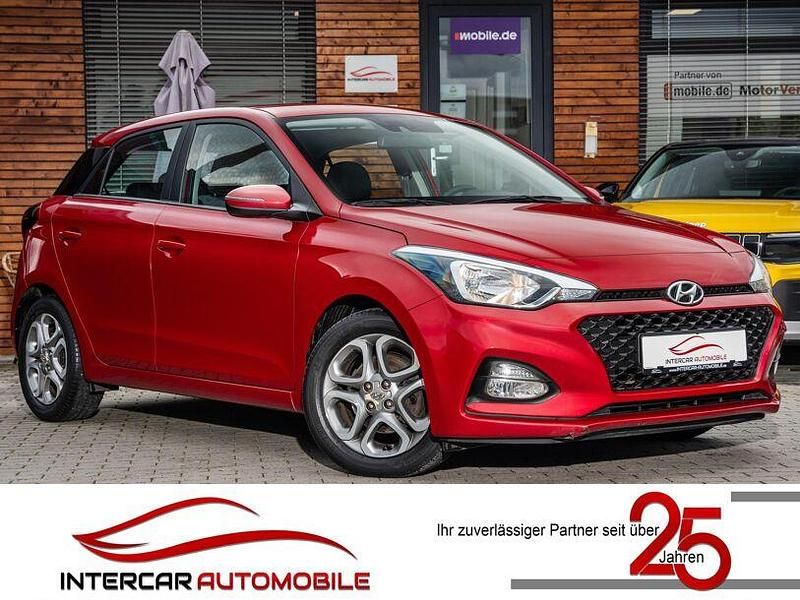 Red passion / mic Gebraucht 2018 Hyundai i20 Trend Limousine | 10.950 € (Guter Preis) - Bild 1/4