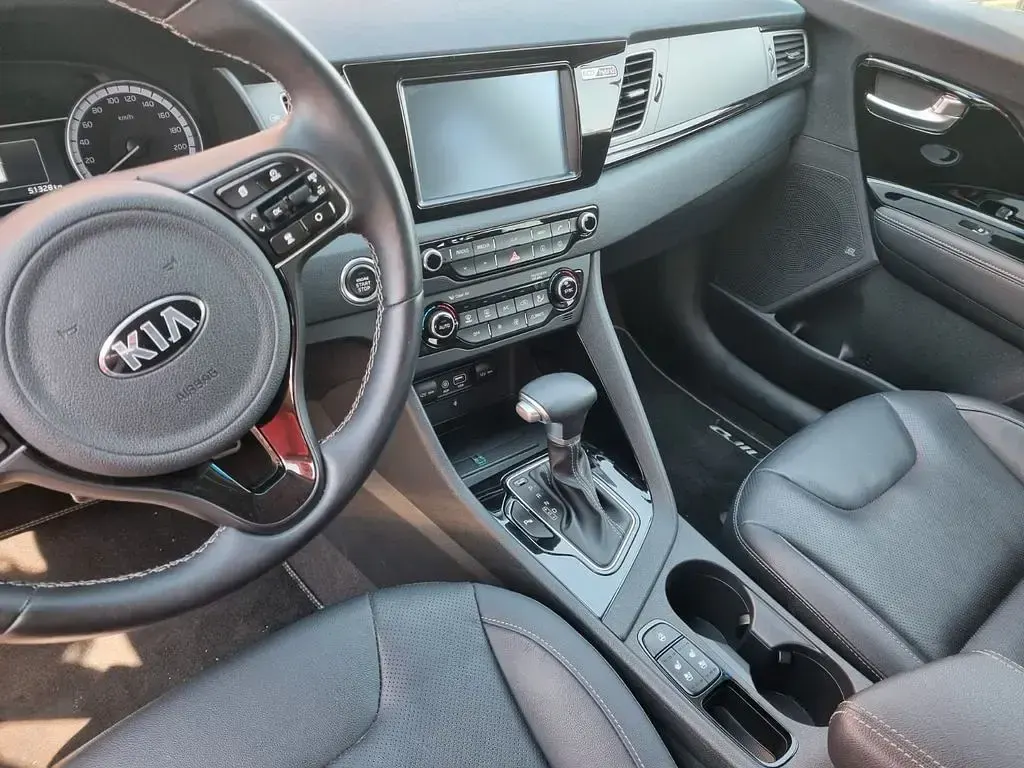 Gebraucht Kia Niro Spirit 141 PS (103 kW) 2017 Rot SUV