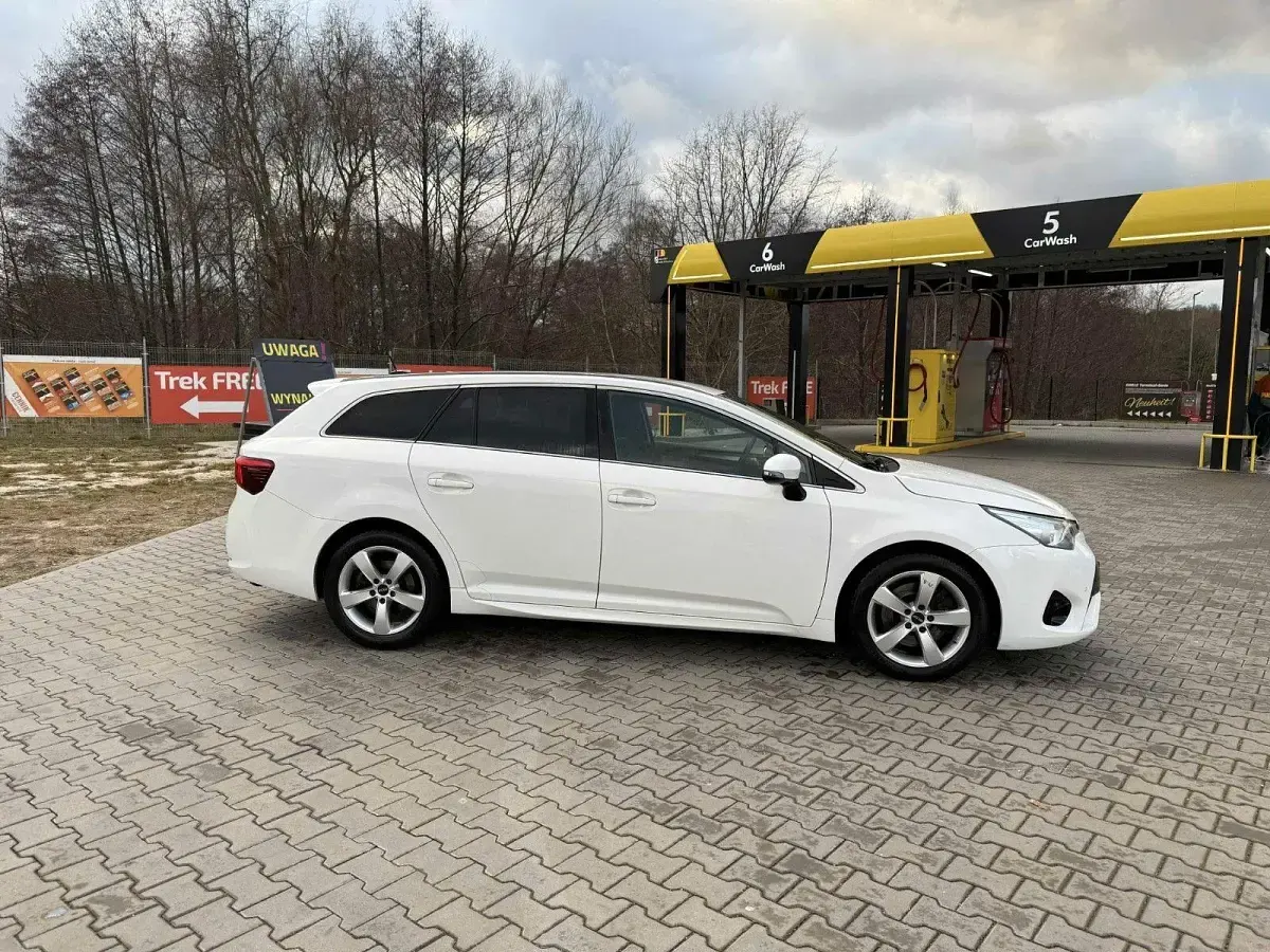 Gebraucht Toyota Avensis 143 PS (105 kW) 2015 Weiß Kombi