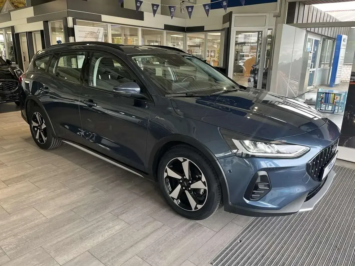 Gebraucht Ford Focus Active 125 PS (91 kW) 2022 Chromablau Kombi