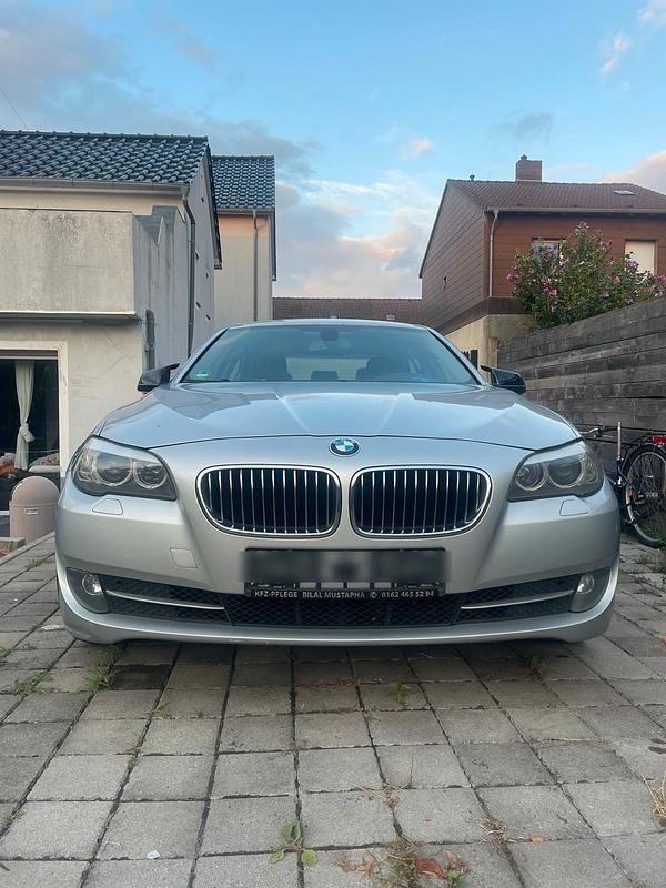 Grau Gebraucht 2010 BMW 523 Limousine | 7.350 € (Guter Preis) - Bild 1/4