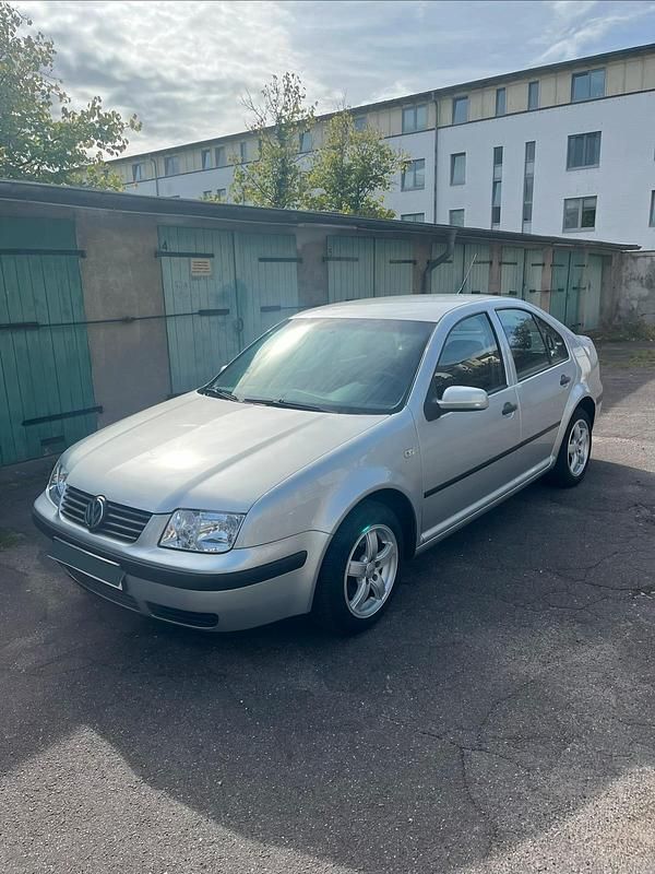 Silber Gebraucht 2004 VW Bora Limousine | 2.600 € (Fairer Preis) - Bild 1/4