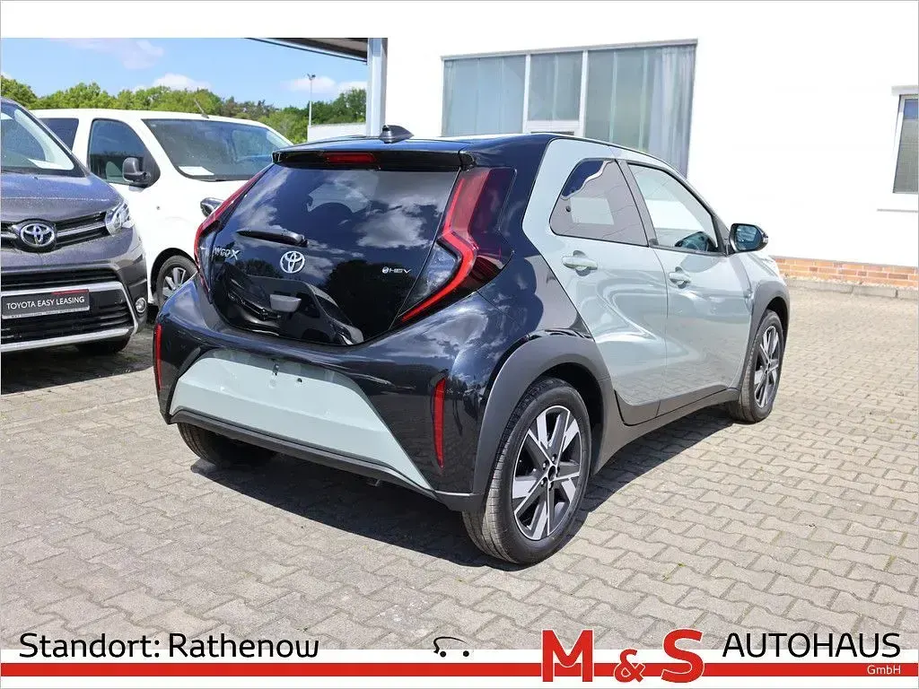 Neu Toyota Aygo X 116 PS (85 kW) 2026 Grün SUV