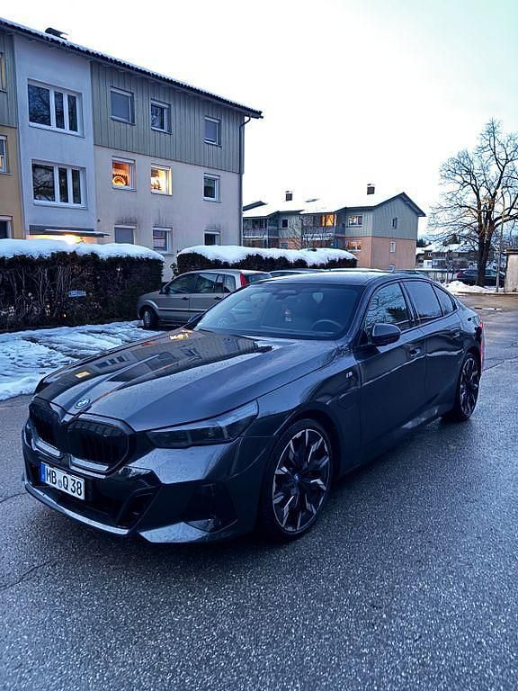 Grau Gebraucht 2025 BMW 550e M Sport Limousine | 75.999 € (Fairer Preis) - Bild 1/4