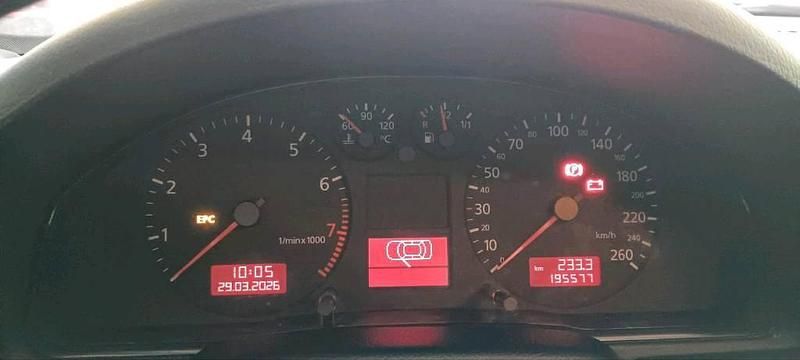 Usado Audi A4 101 CV (74 kW) 2000 Plateado Berlina