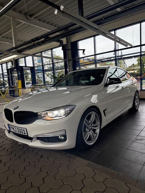 Weiß Gebraucht 2016 BMW 320 Gran Turismo Performance Limousine | 15.500 € (Fairer Preis) - Bild 1/4