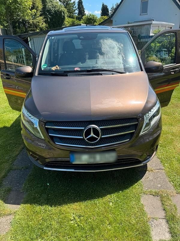 Braun Gebraucht 2018 Mercedes Vito Van / Kleinbus | 21.500 € (Fairer Preis) - Bild 1/4