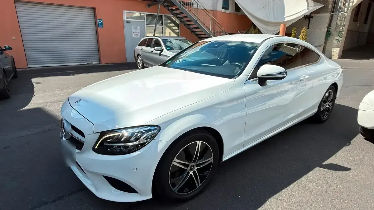 Gebraucht Mercedes C220 194 PS (142 kW) 2019 Weiß Coupé