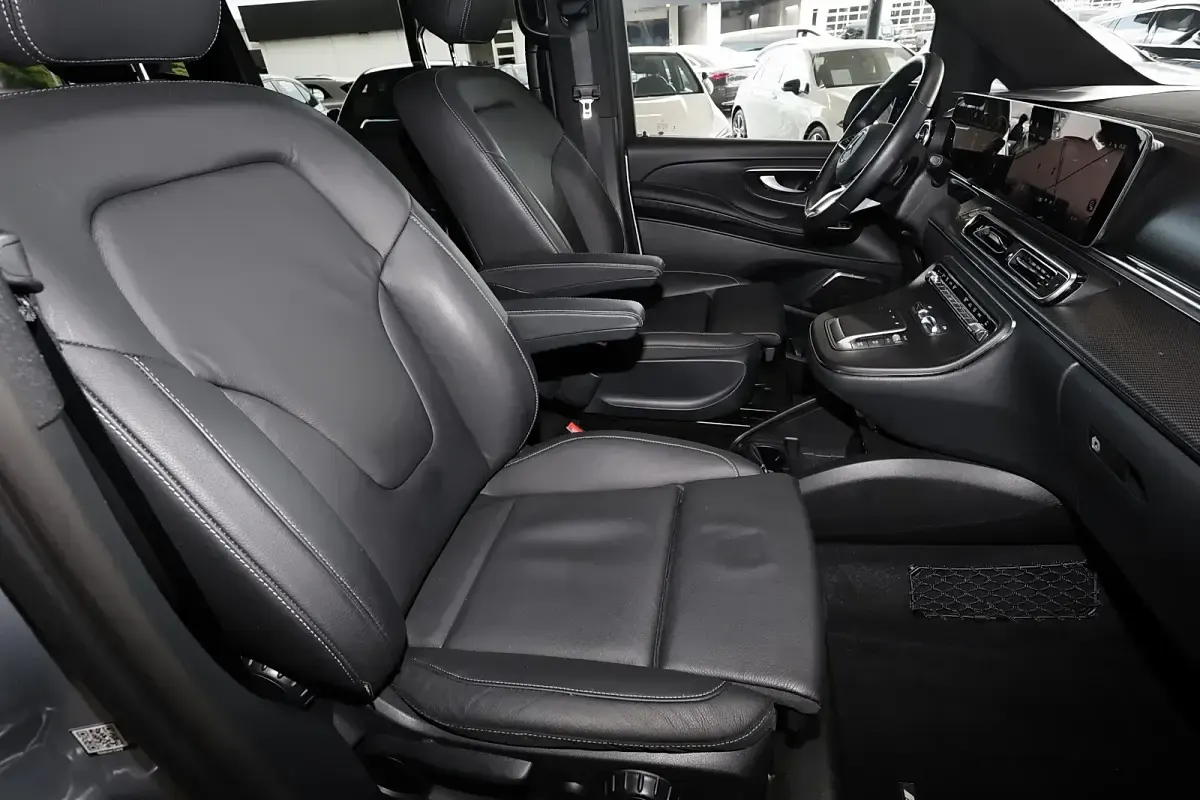 Gebraucht Mercedes V250 Avantgarde 190 PS (139 kW) 2024 Hightechsilber metallic Van / Kleinbus