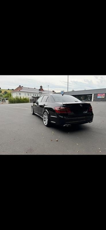 Gebraucht Mercedes E500 387 PS (284 kW) 2011 Schwarz Limousine