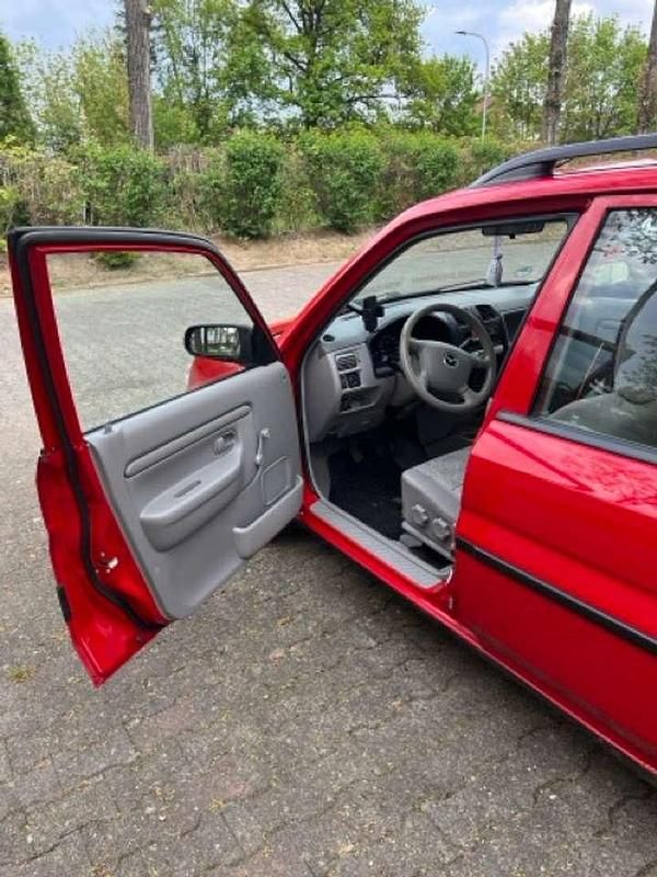 Second-hand Mazda Demio 63 CP (46 kW) 2002 Roșu Hatchback
