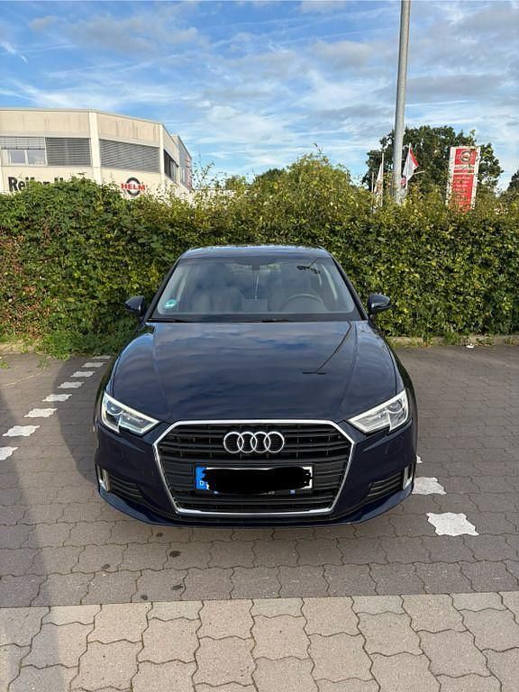 Blau Gebraucht 2018 Audi A3 Sportback Limousine | 16.500 € (Superpreis) - Bild 1/4