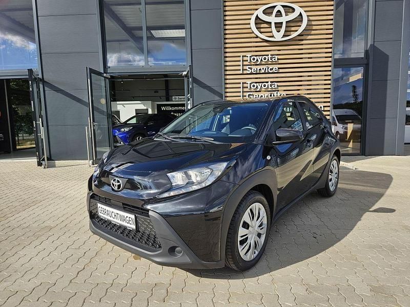 Mysticschwarz Gebraucht 2022 Toyota Aygo X-play Kleinwagen | 11.500 € - Bild 1/4