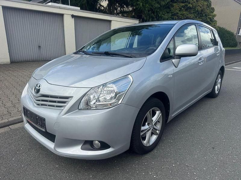 Silber Gebraucht 2009 Toyota Verso Van / Kleinbus | 6.990 € (Guter Preis) - Bild 1/4