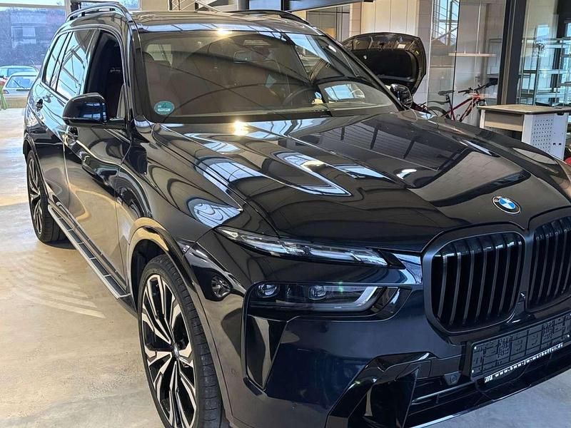 Schwarz (carbonschwarz) Gebraucht 2025 BMW X5 Comfort Edition SUV | 89.900 € (Superpreis) - Bild 1/3
