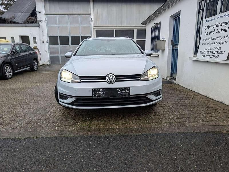 Gebraucht VW Golf VII Trendline 110 PS (80 kW) 2017 White silver metallic Kombi