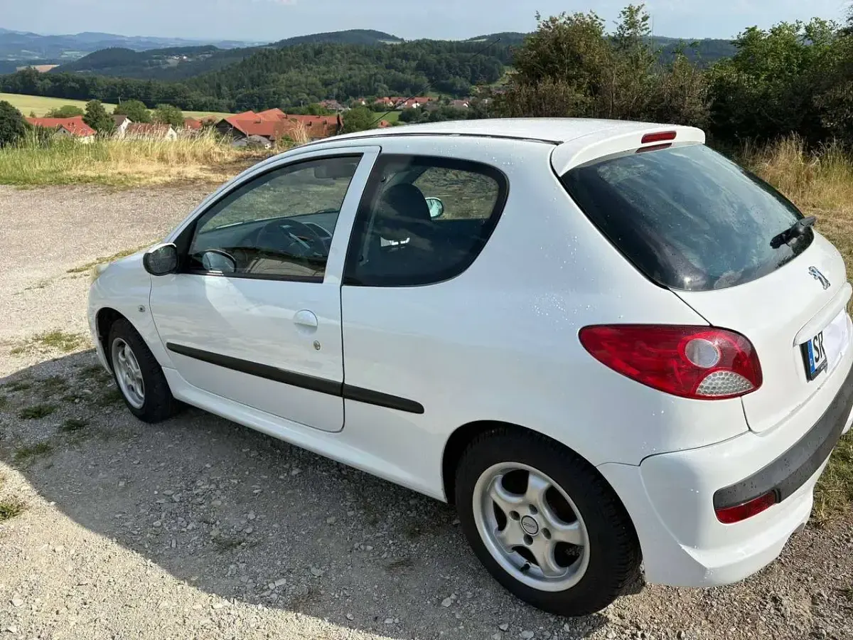 Gebraucht Peugeot 206 75 PS (55 kW) 2009 Weiß Limousine