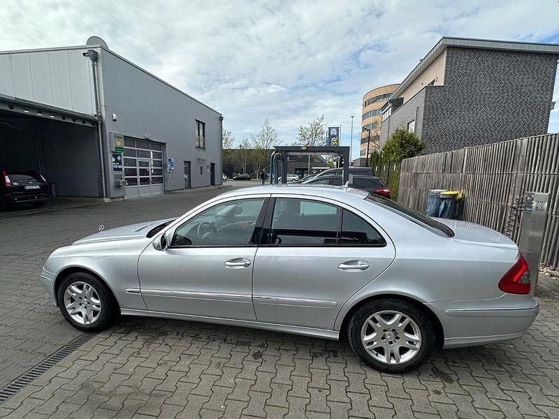 Second-hand Mercedes E200 Elegance 184 CP (135 kW) 2006 Argintiu Berlinǎ