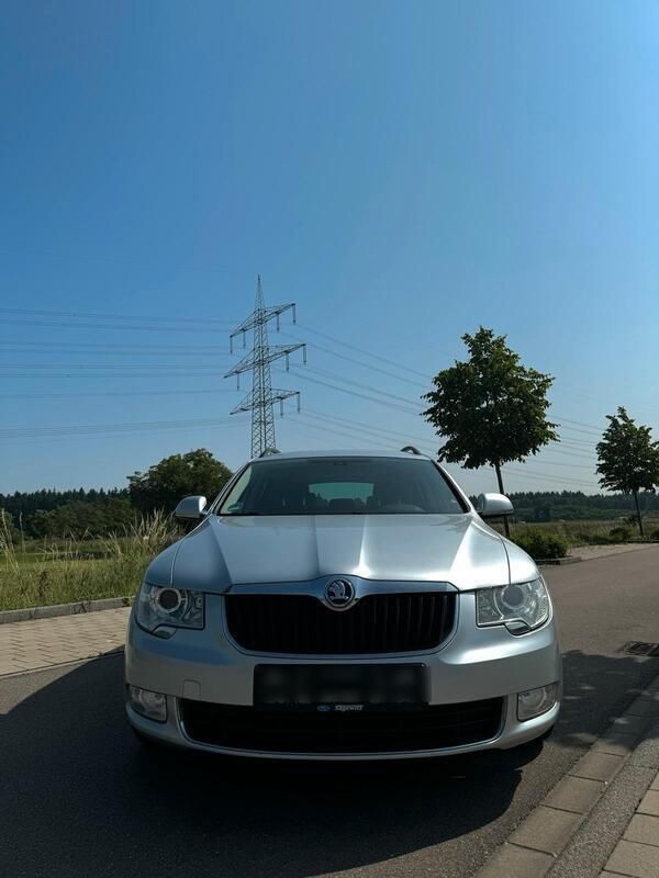 Grau Gebraucht 2012 Skoda Superb Family Kombi | 5.300 € (Guter Preis) - Bild 1/4