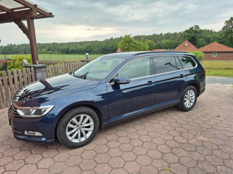Blau Gebraucht 2017 VW Passat Comfortline Kombi | 12.500 € (Guter Preis) - Bild 1/4