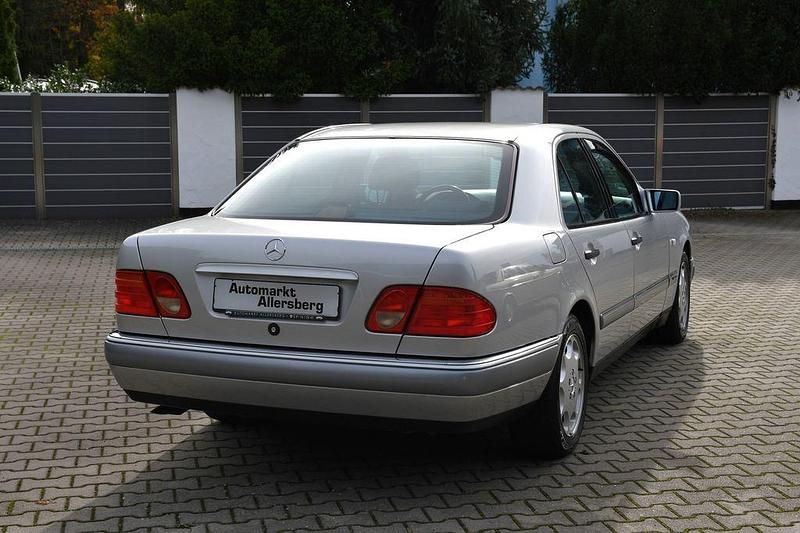 Gebraucht Mercedes E280 193 PS (141 kW) 1997 Silber Limousine