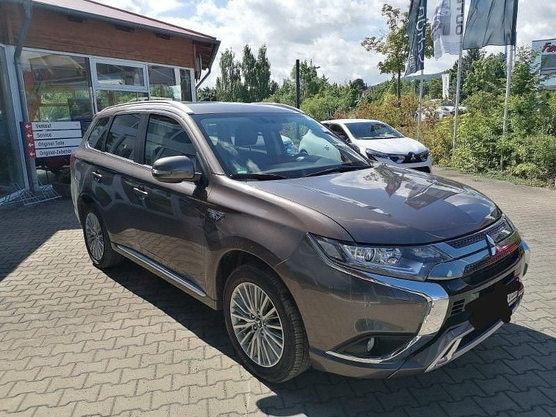Granitbraun Gebraucht 2021 Mitsubishi Outlander P-HEV Spirit SUV | 21.790 € (Guter Preis) - Bild 1/4