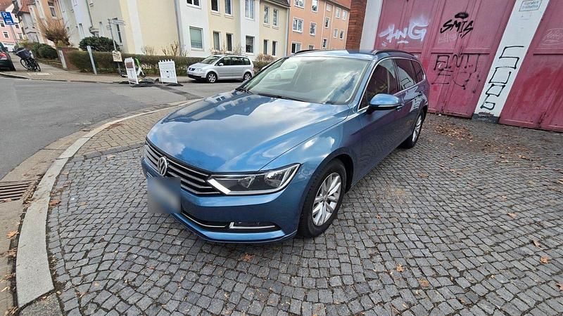 Gebraucht VW Passat Comfortline 150 PS (110 kW) 2016 Blau Limousine