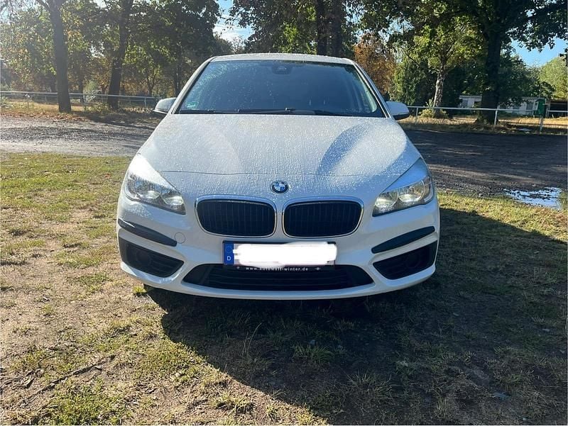 Weiß Gebraucht 2015 BMW 218 Active Tourer Van / Kleinbus | 9.900 € (Superpreis) - Bild 1/4