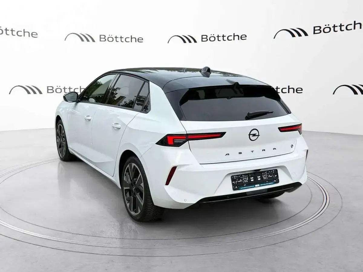 Neu Opel Astra 114 kW (156 PS) 2026 Lack weiss banquise/typ aussen Limousine