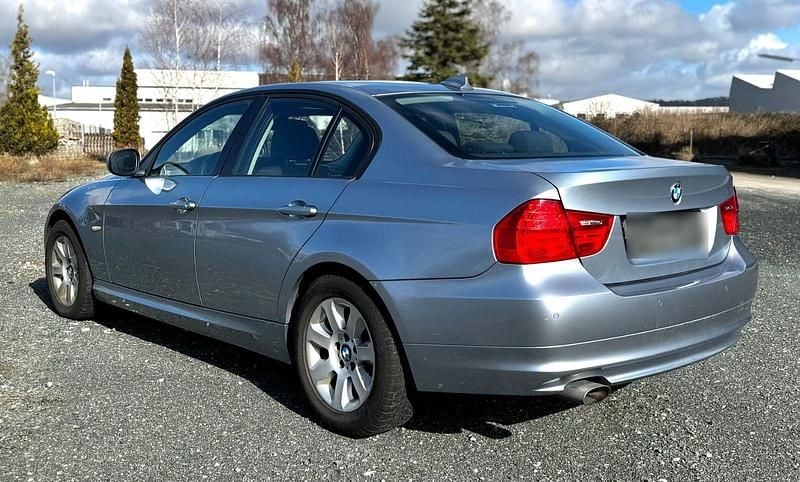 Gebraucht BMW 320 184 PS (135 kW) 2010 Blau Limousine