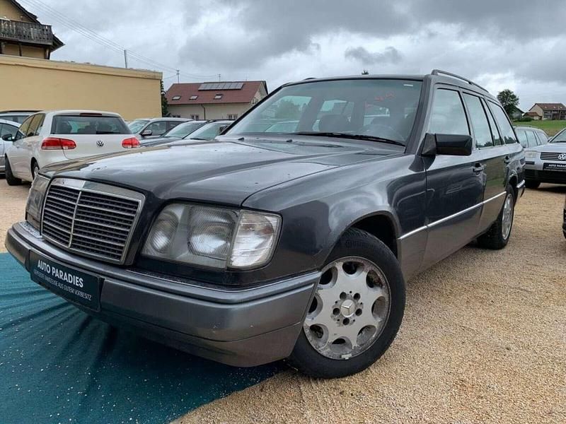 Gebraucht Mercedes E200 136 PS (100 kW) 1994 Schwarz Kombi