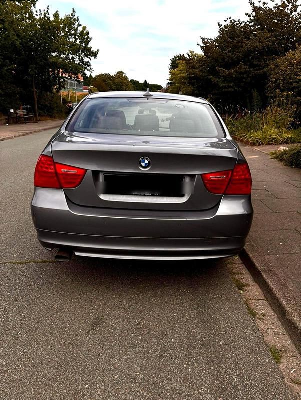 Silber Gebraucht 2011 BMW 320 Limousine | 6.400 € (Fairer Preis) - Bild 1/4