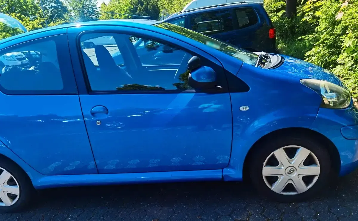 Gebraucht Toyota Aygo 68 PS (50 kW) 2011 Blau Kleinwagen