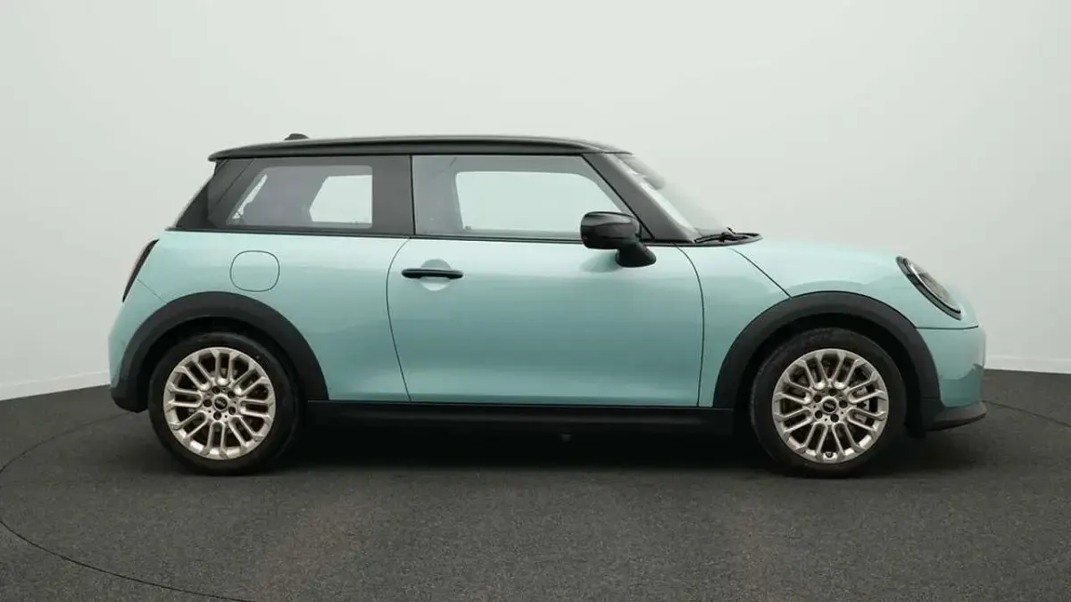 Gebraucht Mini Cooper Favoured 156 PS (114 kW) 2024 Grün Kleinwagen